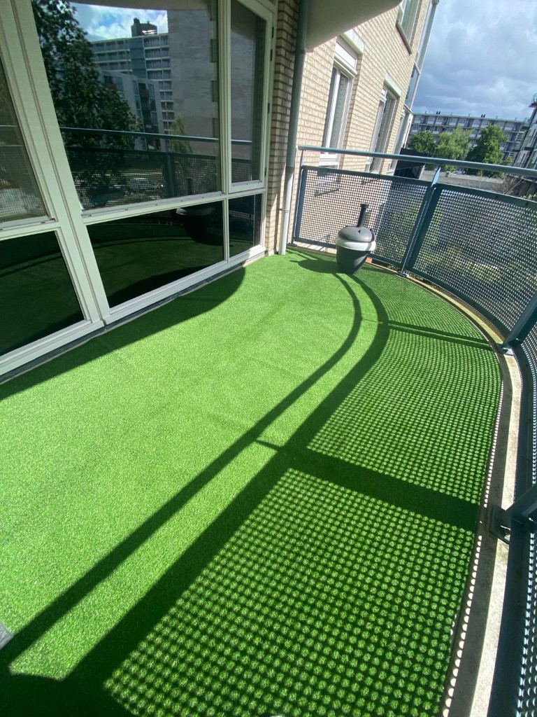 umělá tráva na balkoně